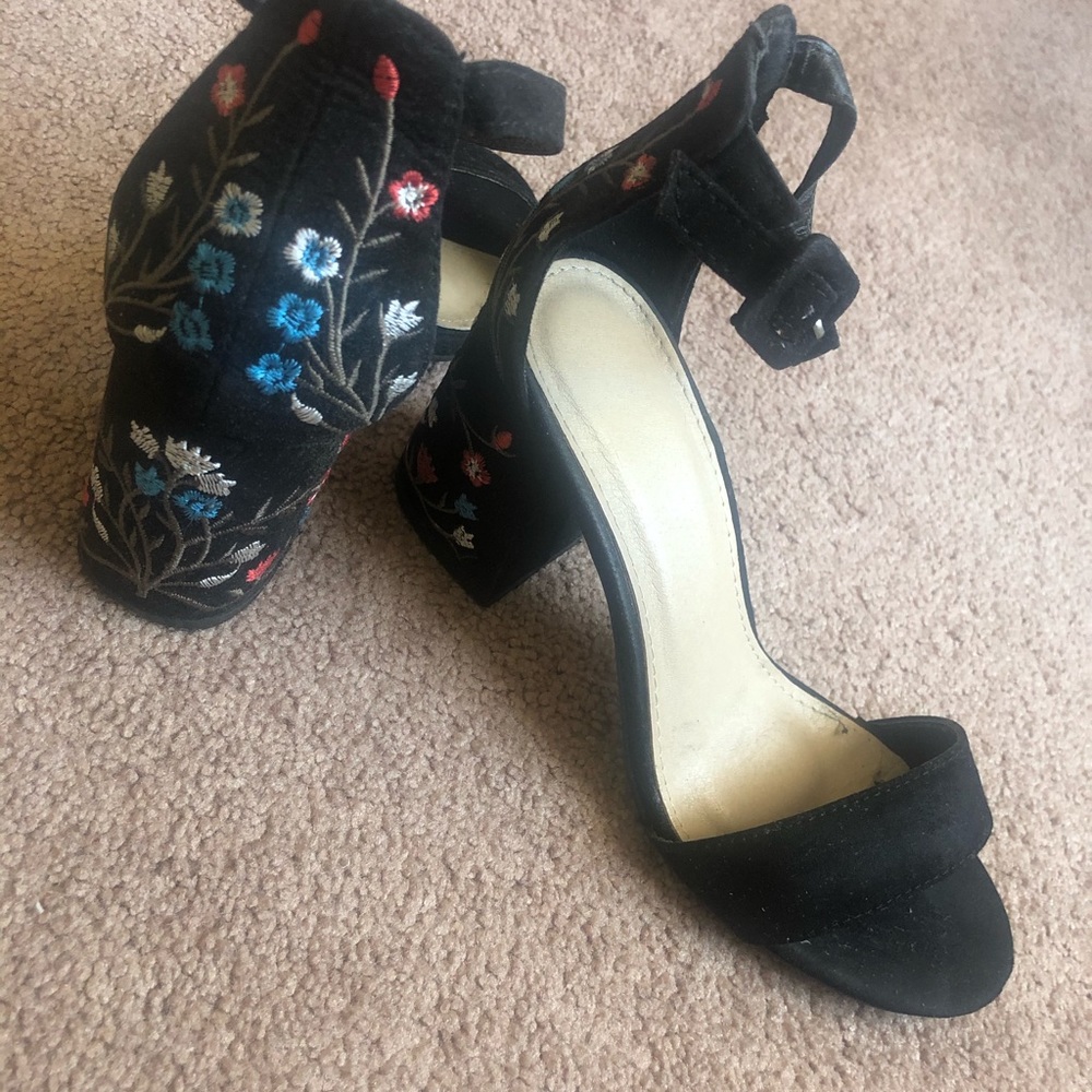 Ladies sandals with embroidered heels